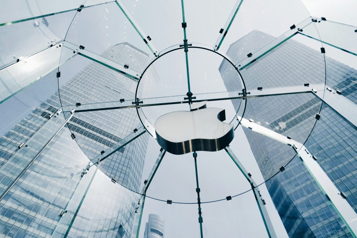 Apple leans on synthetic data to upgrade AI privately